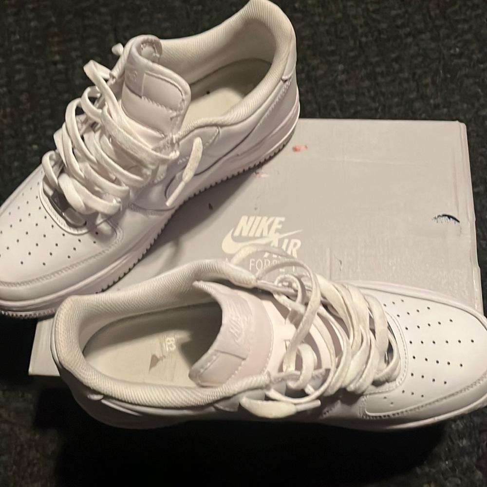 Worn before no creases freshly white. Still looks brand new. Box still looks new